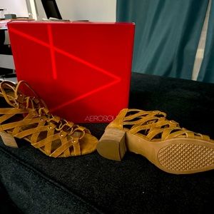 Aerosols suede sandals.